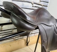 Load image into Gallery viewer, 17 1/2” Medium Silhouette MonoFlap Jump/XC Saddle - Brown