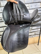 Load image into Gallery viewer, 16 1/2” Wide/Changeable Gullet Bates Caprilli GP Saddle - Black