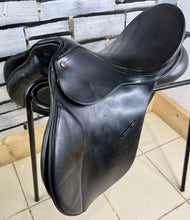 Load image into Gallery viewer, 16 1/2” Wide/Changeable Gullet Bates Caprilli GP Saddle - Black