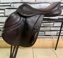 Load image into Gallery viewer, 17 1/2” Medium Silhouette MonoFlap Jump/XC Saddle - Brown