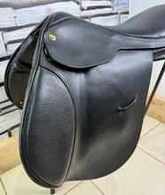 Load image into Gallery viewer, 18” Medium Oakland House Saddlery Jump Saddle - Black