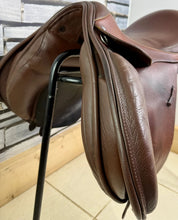 Load image into Gallery viewer, 17 1/2” Wide Loxley by Bliss English GP Saddle - Chestnut Brown - Mega Comfy!