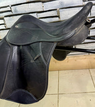 Load image into Gallery viewer, 17” XW Thorowgood Griffin Cob GP Saddle -Black- Extra Wide -Flat Tree- 4 Straps