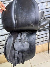 Load image into Gallery viewer, 16 1/2” Wide/Changeable Gullet Bates Caprilli GP Saddle - Black