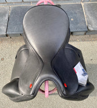 Load image into Gallery viewer, NEW 17 1/2” Med/Changeable Gullet Whitaker Vienna Monoflap Dressage Saddle - Black