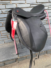 Load image into Gallery viewer, NEW 17 1/2” Med/Changeable Gullet Whitaker Vienna Monoflap Dressage Saddle - Black