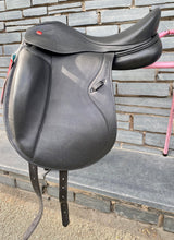 Load image into Gallery viewer, NEW 17 1/2” Med/Changeable Gullet Whitaker Vienna Monoflap Dressage Saddle - Black