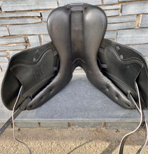 Load image into Gallery viewer, NEW 17 1/2” Med/Changeable Gullet Whitaker Vienna Monoflap Dressage Saddle - Black