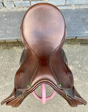 Load image into Gallery viewer, 17 1/2” Medium (Generous) Ideal Event Saddle - Brown