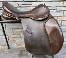 Load image into Gallery viewer, 17 1/2” Medium (Generous) Ideal Event Saddle - Brown
