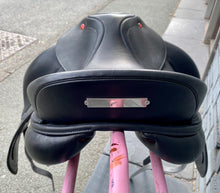 Load image into Gallery viewer, NEW 17 1/2” Med/Changeable Gullet Whitaker Vienna Monoflap Dressage Saddle - Black