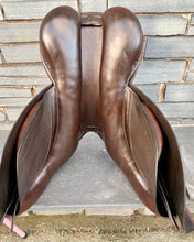 Load image into Gallery viewer, 17 1/2” Medium (Generous) Ideal Event Saddle - Brown