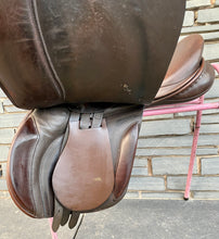 Load image into Gallery viewer, 17 1/2” Medium (Generous) Ideal Event Saddle - Brown