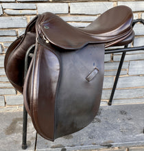 Load image into Gallery viewer, 17 1/2” Medium (Generous) Ideal Event Saddle - Brown